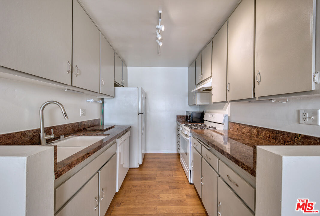 1524 Berkeley St Unit: 5