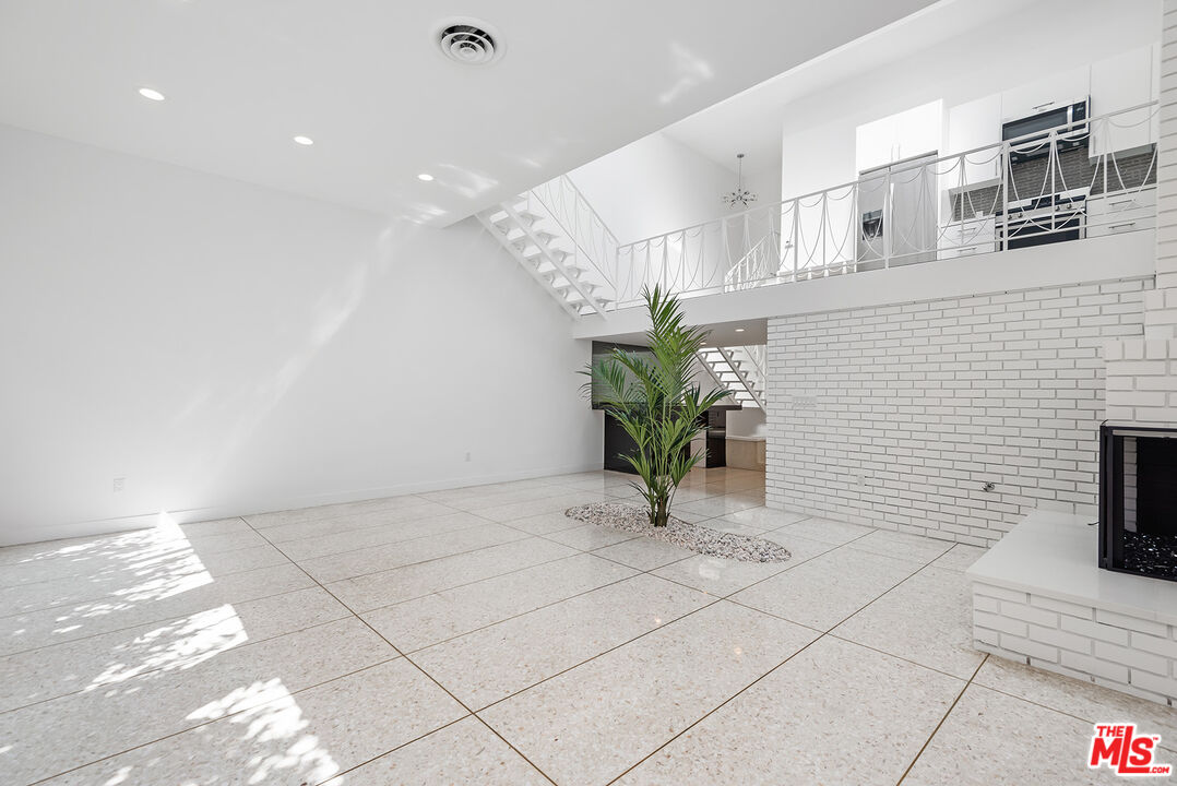 764 N Doheny DR Unit: 2