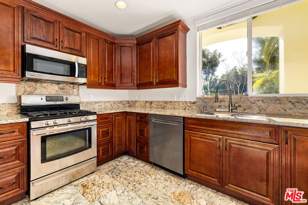 632 N Kings Rd Unit: 101