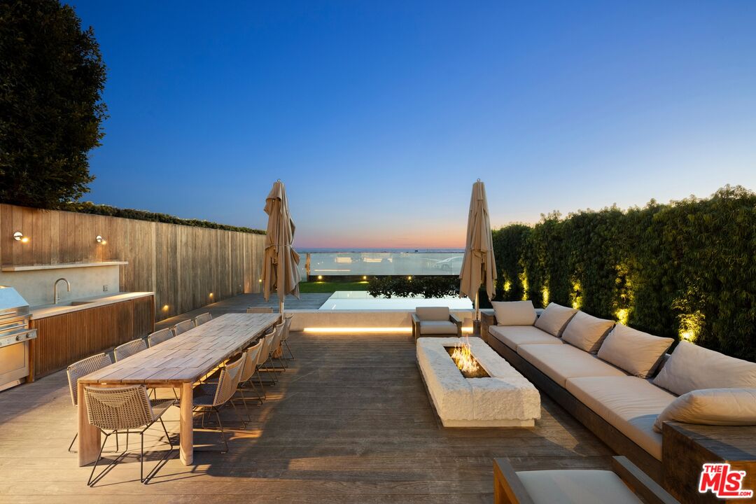 547 Palisades Beach Rd