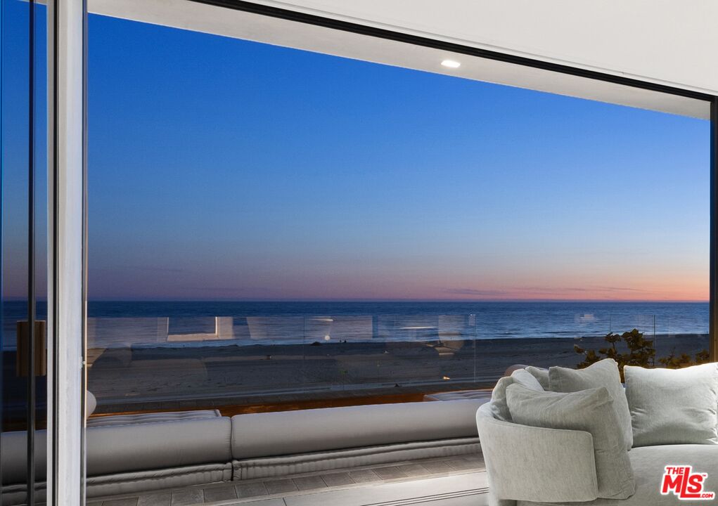 547 Palisades Beach Rd