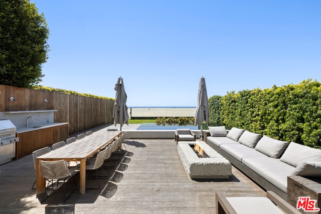 547 Palisades Beach Rd