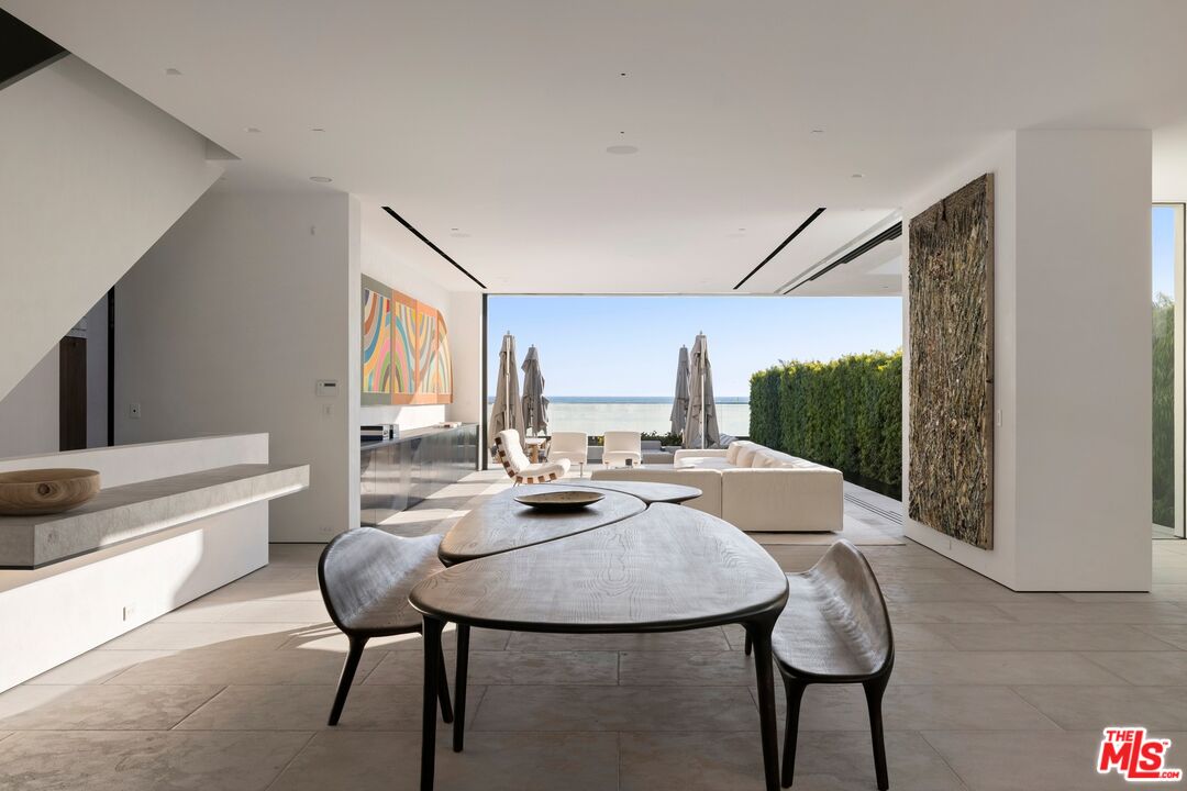 547 Palisades Beach Rd