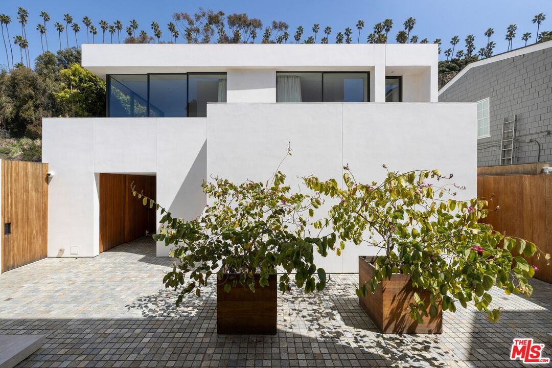 547 Palisades Beach Rd