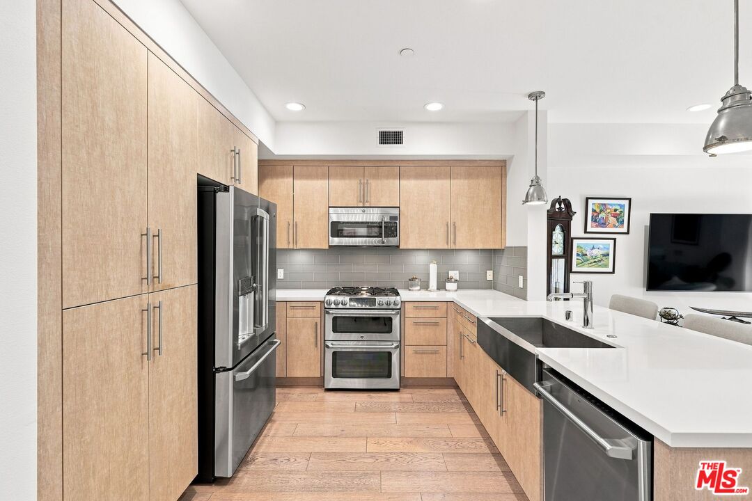 4240 Laurel Canyon Blvd Unit: 305