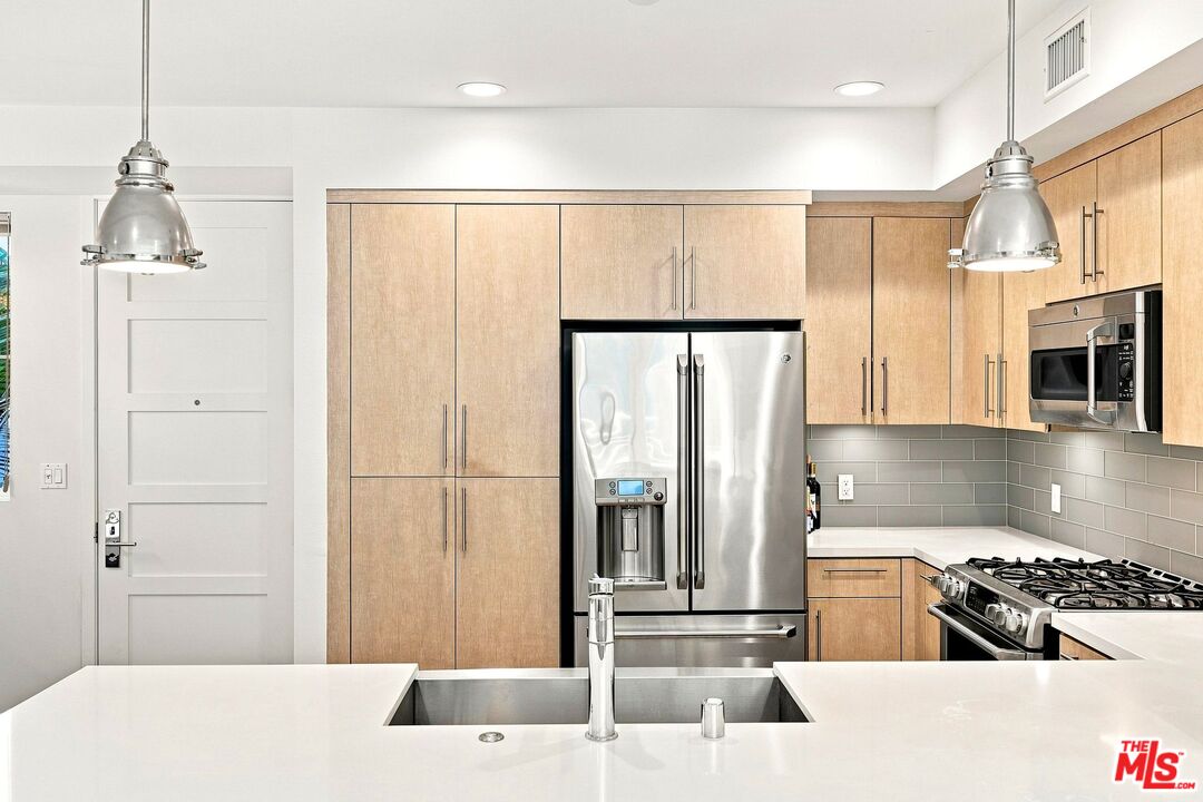 4240 Laurel Canyon Blvd Unit: 305