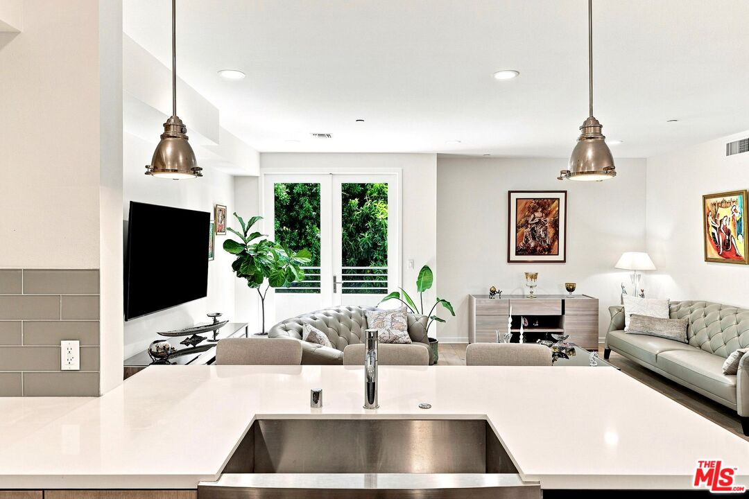 4240 Laurel Canyon Blvd Unit: 305
