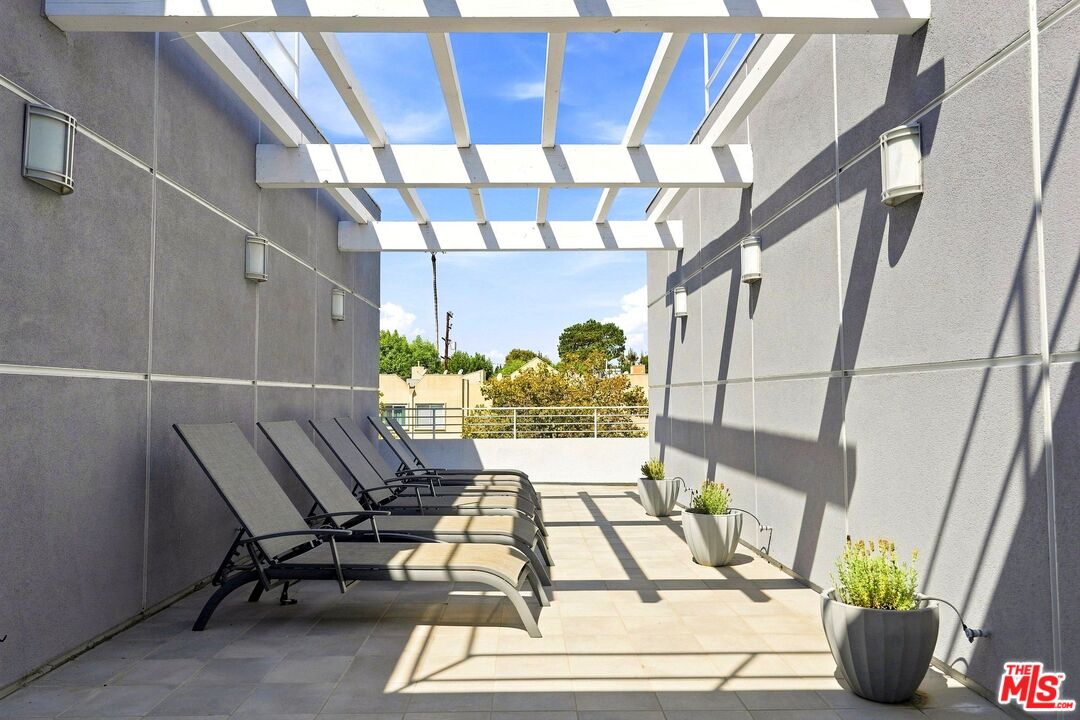 4240 Laurel Canyon Blvd Unit: 305
