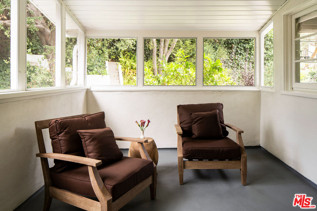 2845 N Beachwood Dr