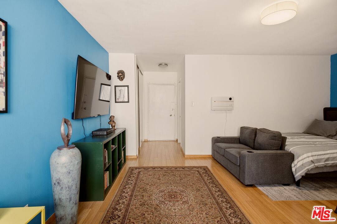 960 Larrabee St Unit: 117