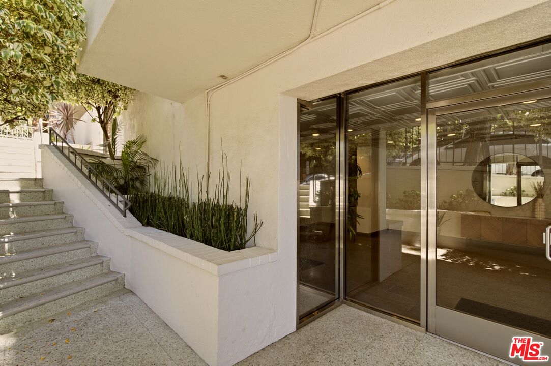 960 Larrabee St Unit: 117