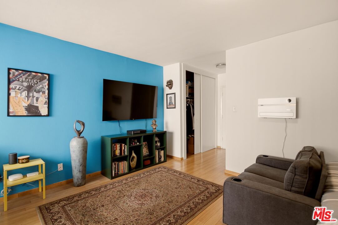 960 Larrabee St Unit: 117