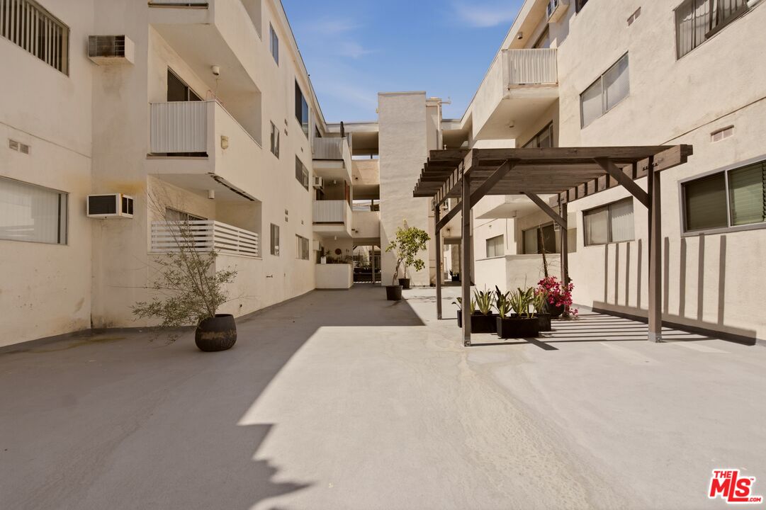 960 Larrabee St Unit: 117