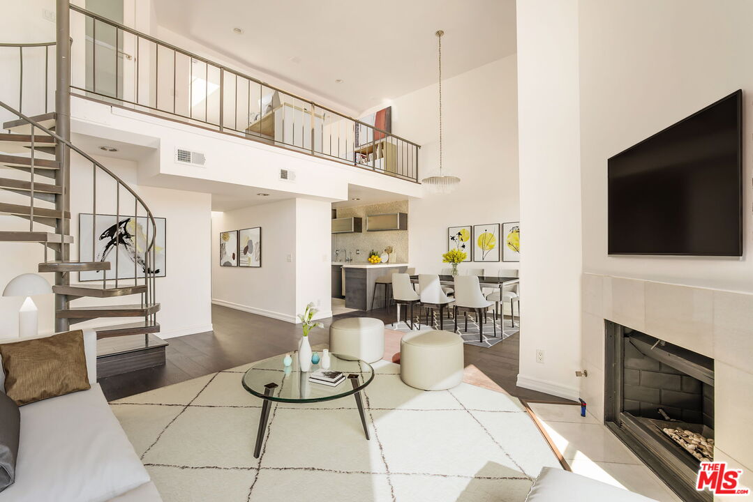 1129 Larrabee St Unit: 14