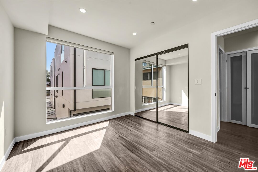 1963 N Beachwood Dr Unit: 1/2