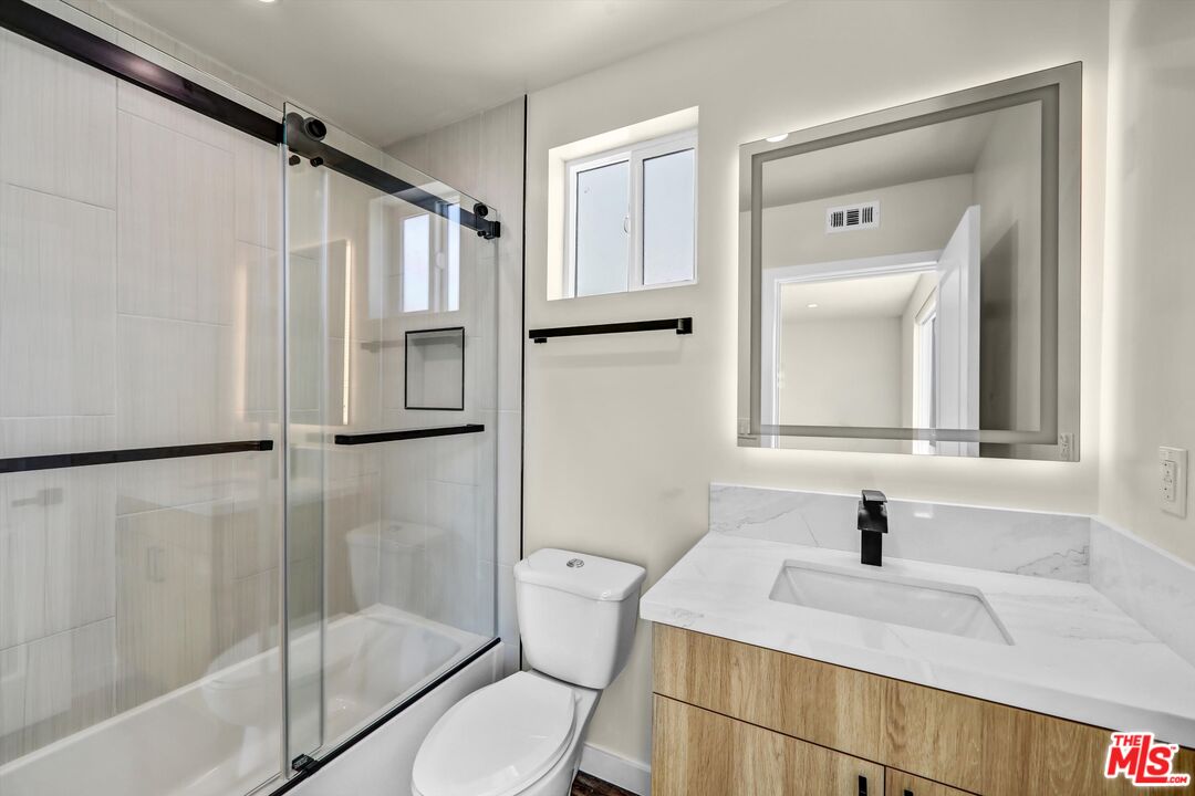 1963 N Beachwood Dr Unit: 1/2