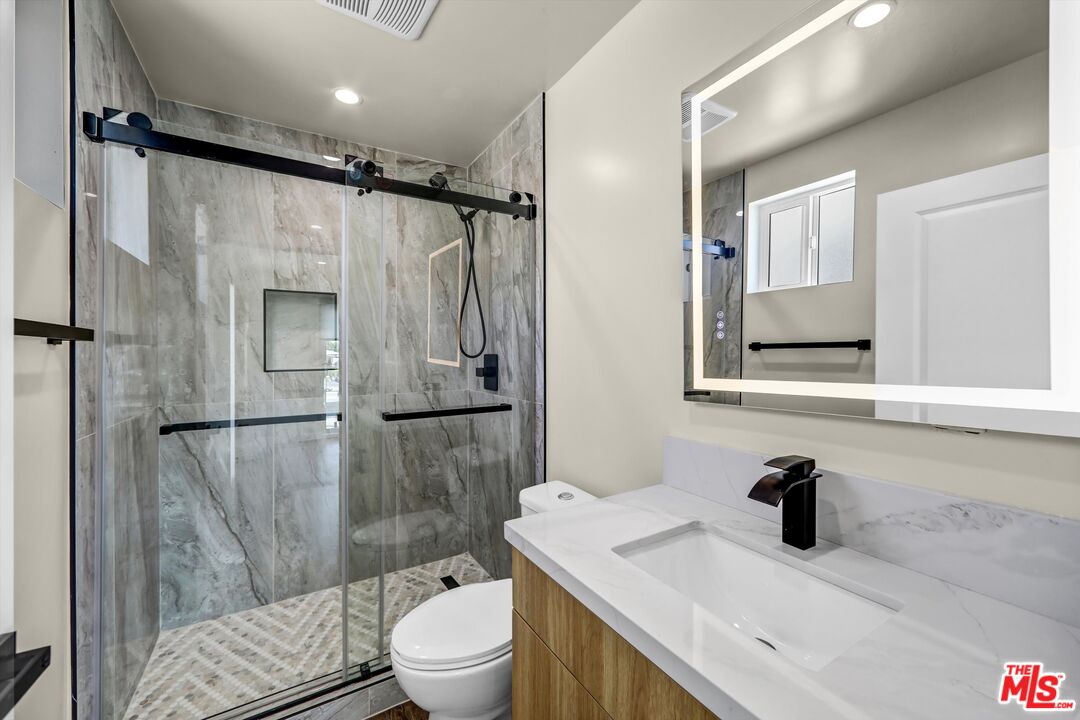 1963 N Beachwood Dr Unit: 1/2