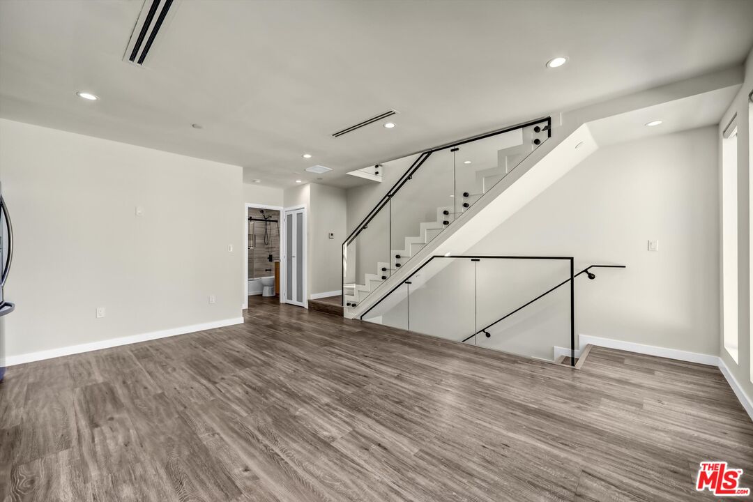 1963 N Beachwood Dr Unit: 1/2