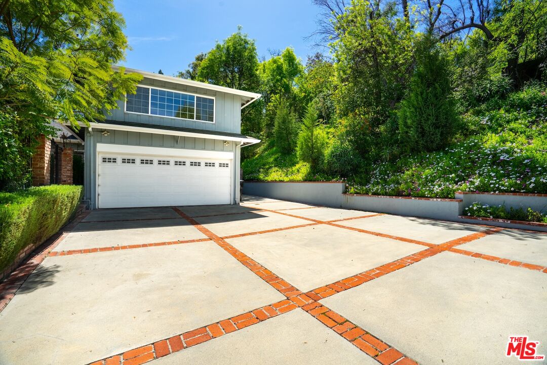 4645 Petit Ave