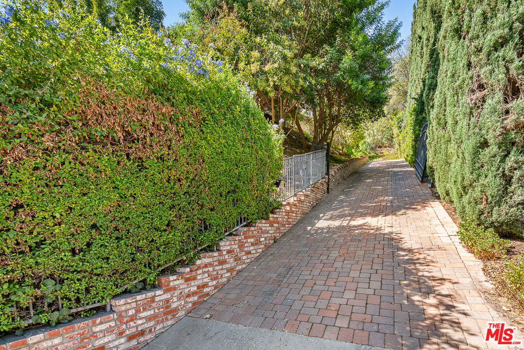 4645 Petit Ave