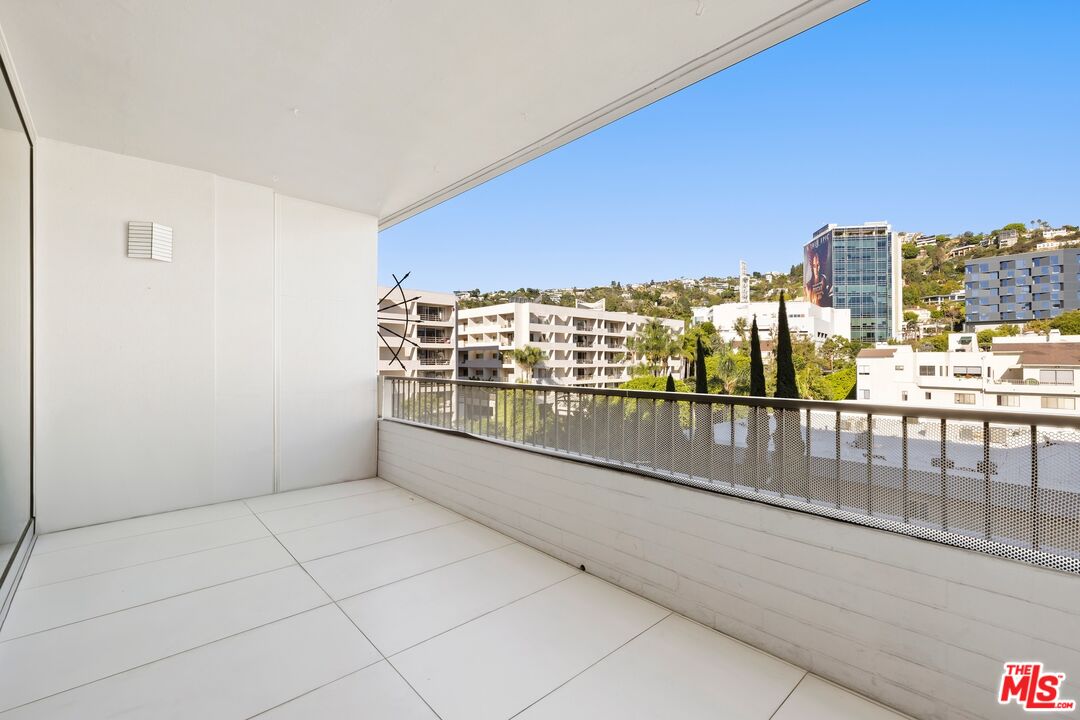 1100 Alta Loma Rd Unit: 1002