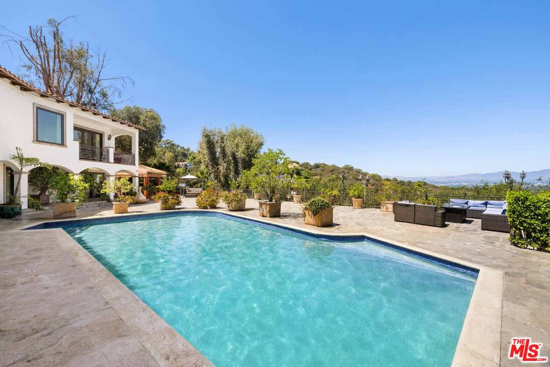13355 Mulholland Dr