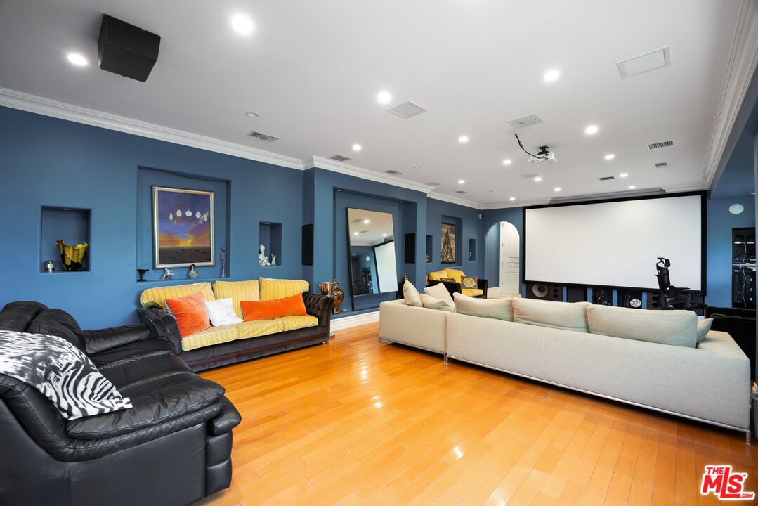 13355 Mulholland Dr