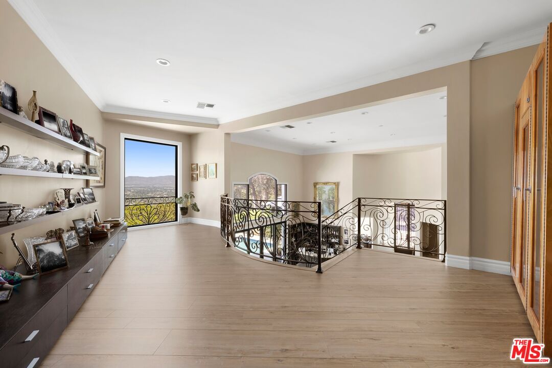 13355 Mulholland Dr