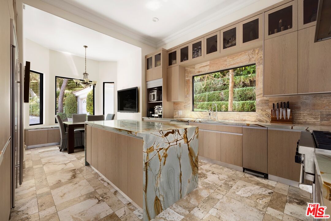 13355 Mulholland Dr