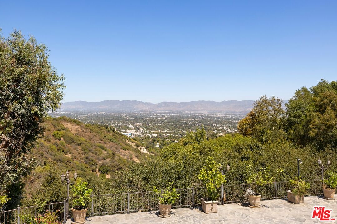 13355 Mulholland Dr
