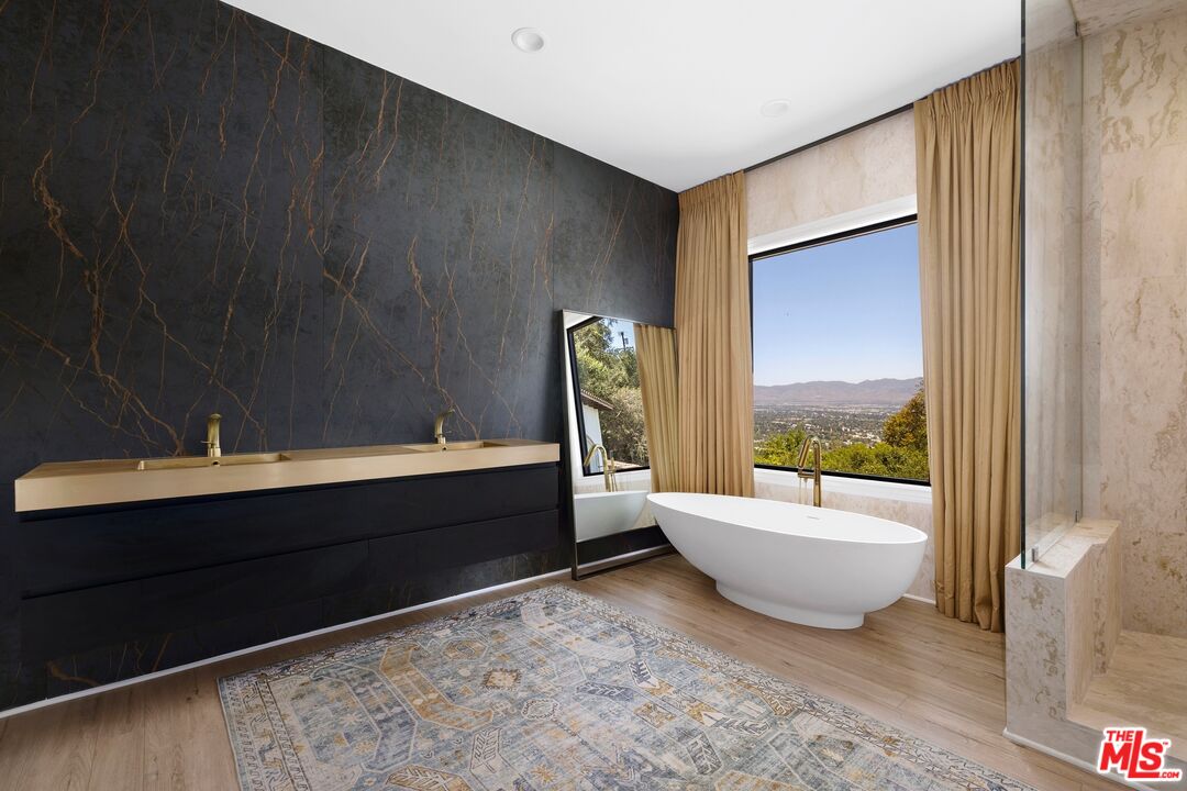 13355 Mulholland Dr