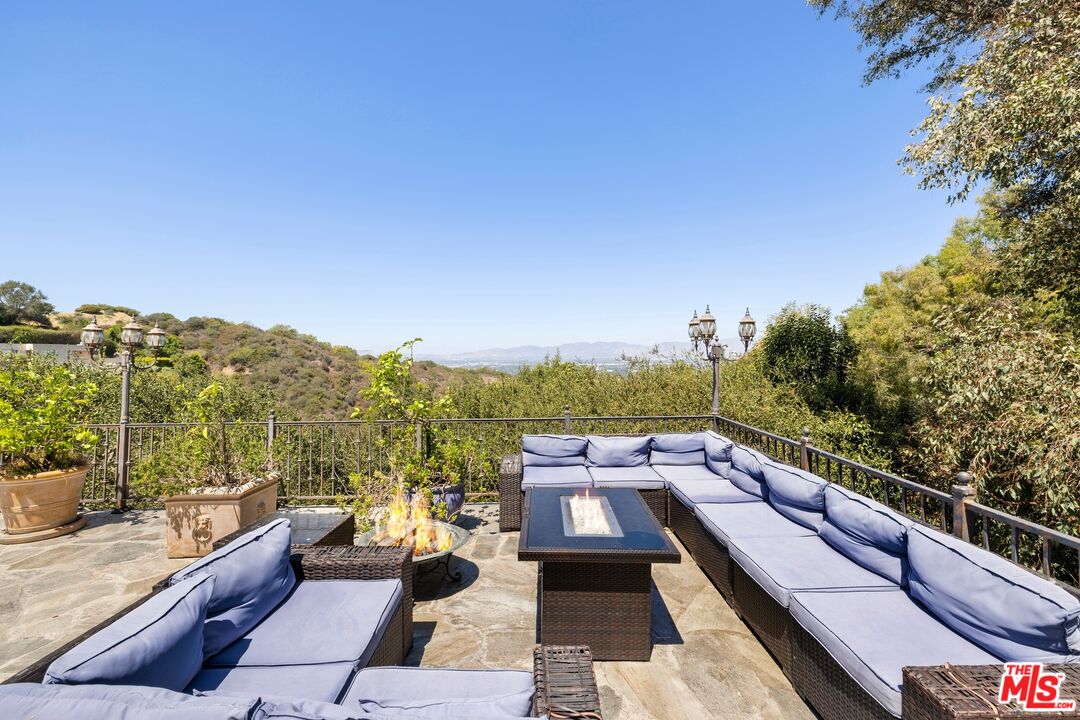 13355 Mulholland Dr