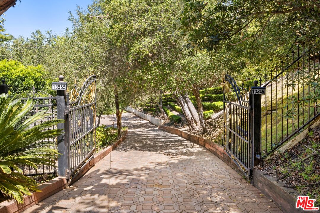 13355 Mulholland Dr