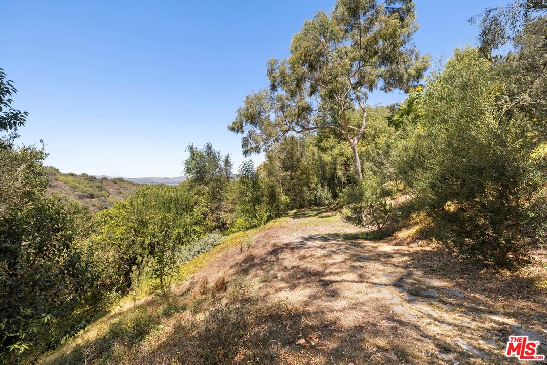 13355 Mulholland Dr