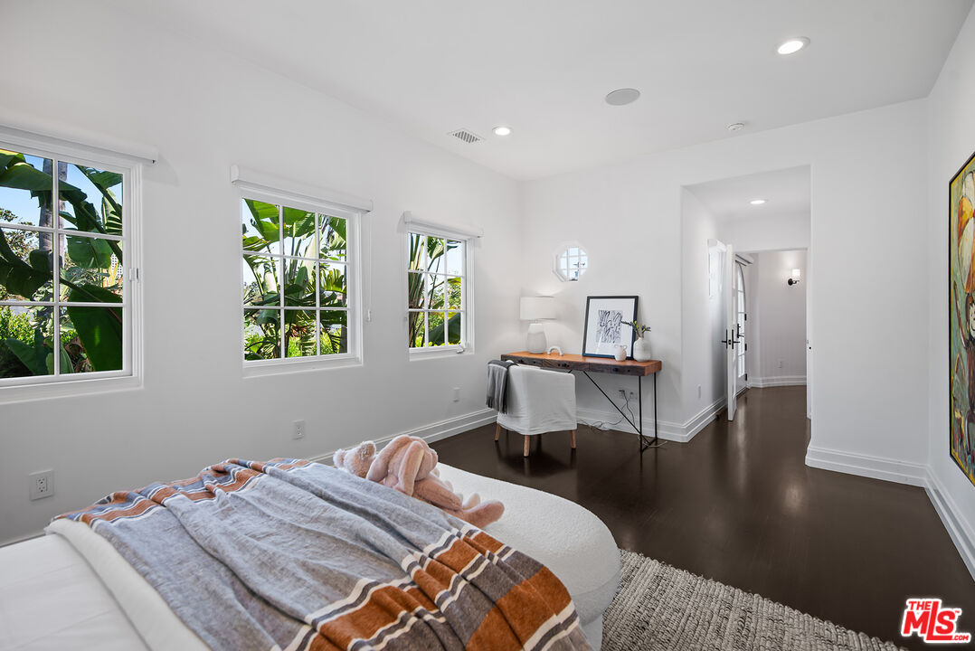 9928 Toluca Lake Ave