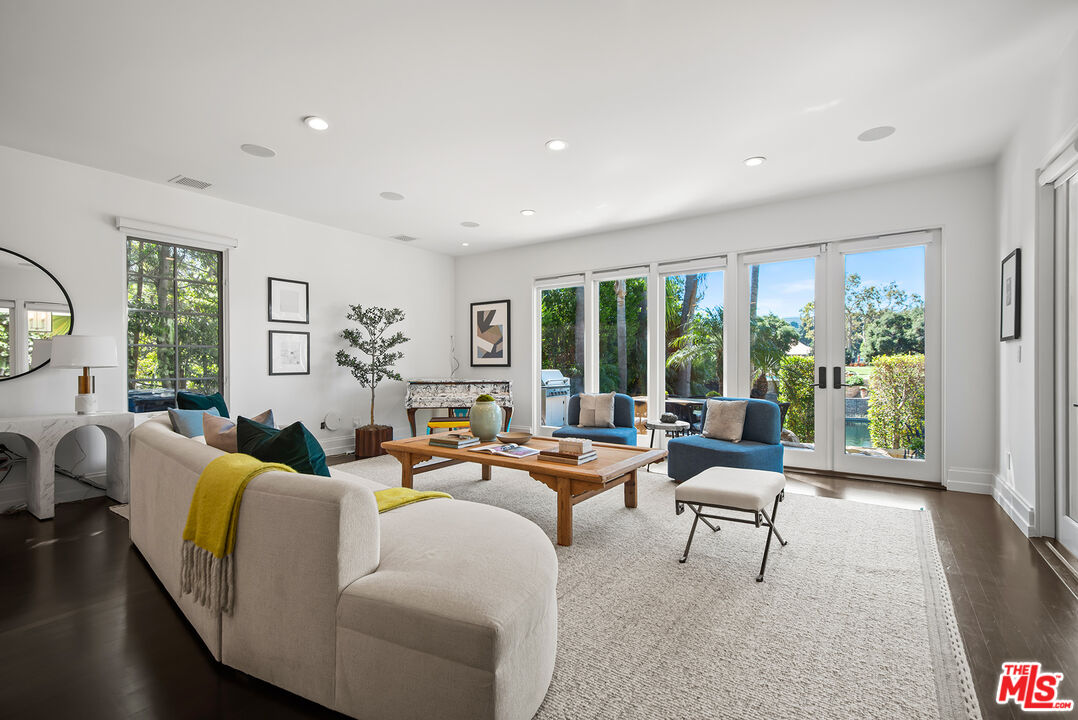 9928 Toluca Lake Ave