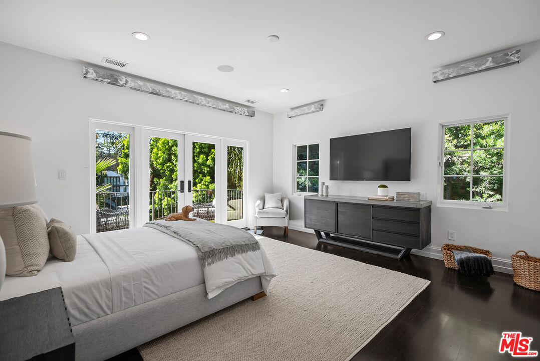 9928 Toluca Lake Ave