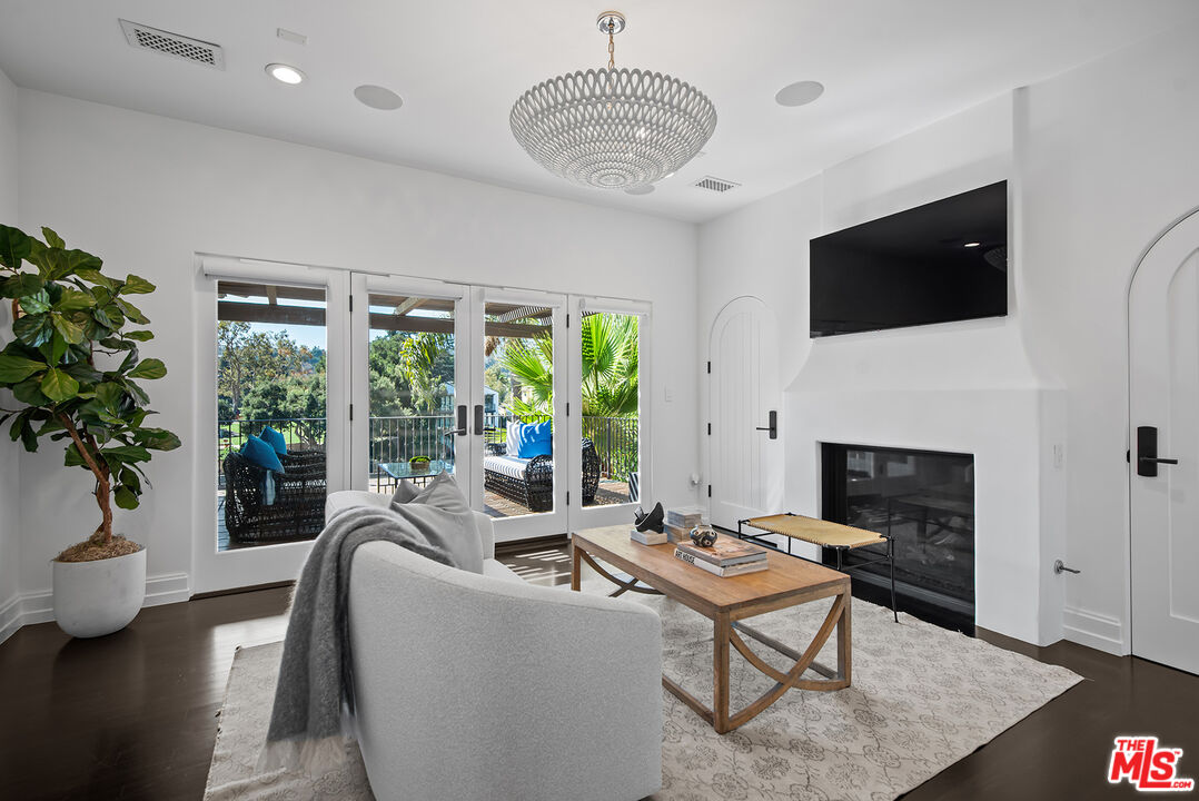 9928 Toluca Lake Ave