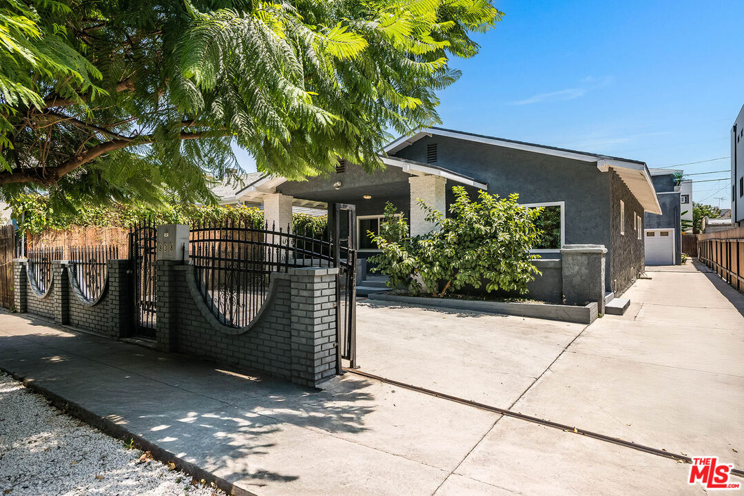 838 N Ridgewood Pl