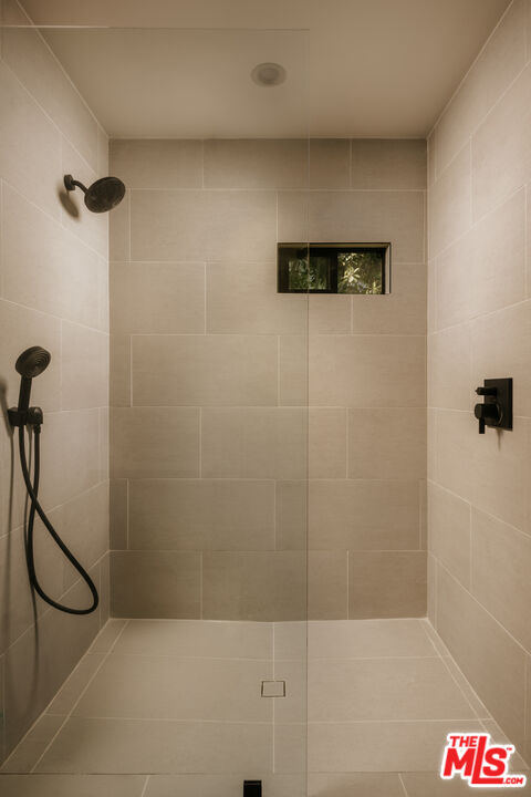 129 N Almont Dr