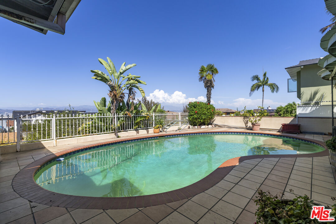 4555 Don Diego Dr