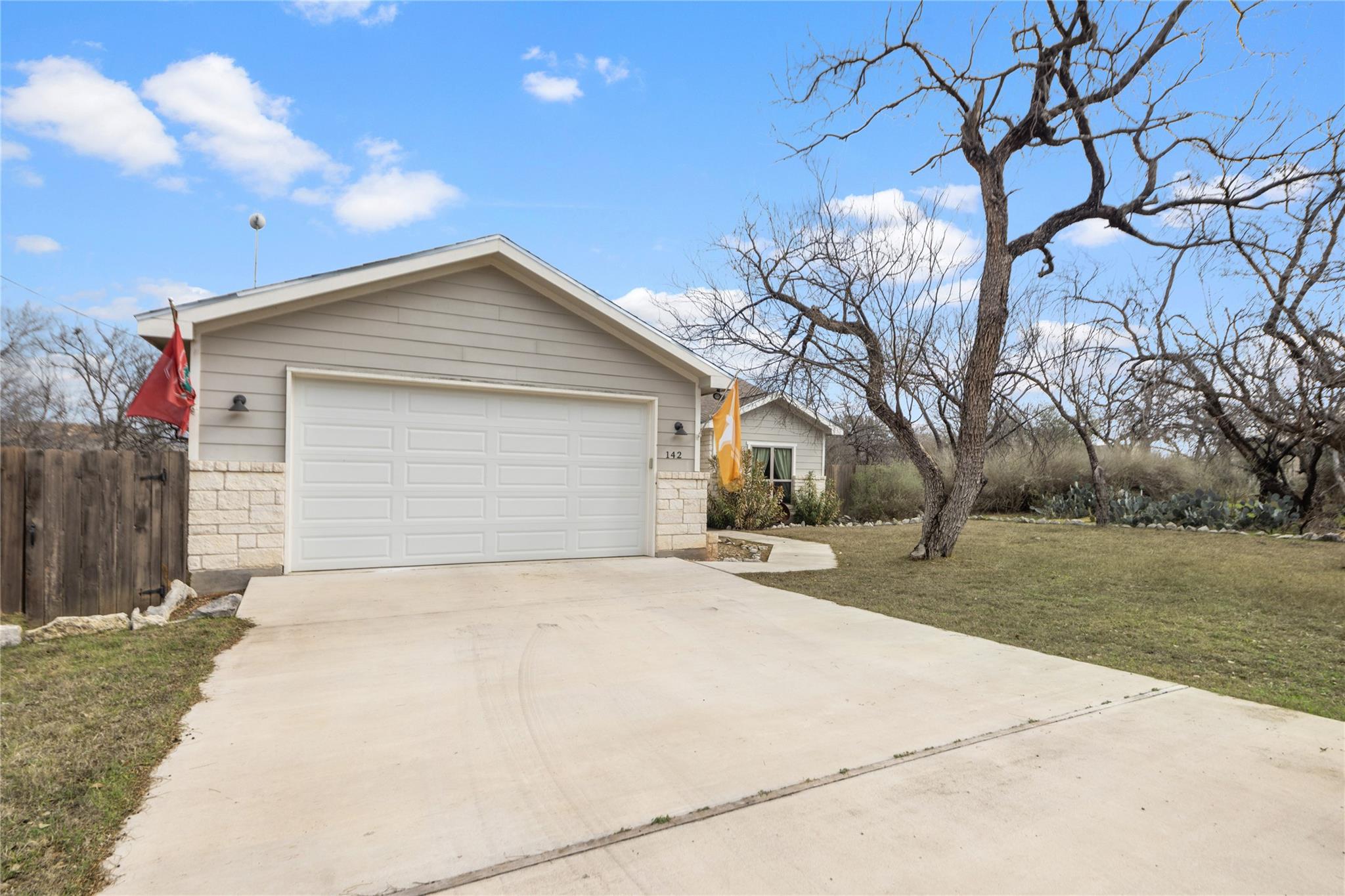 142 W Persimmon DR