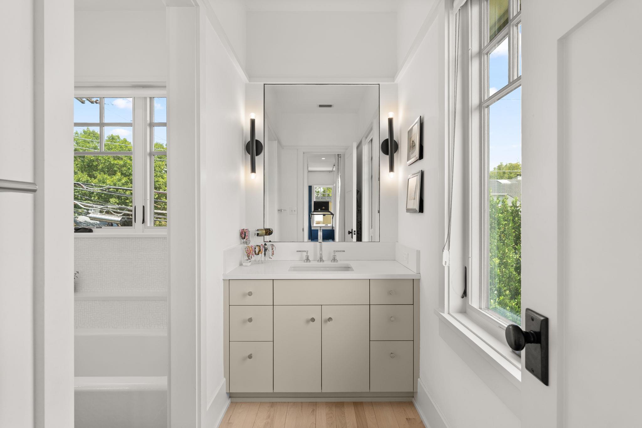 3015 & 3013 Washington Square SQ