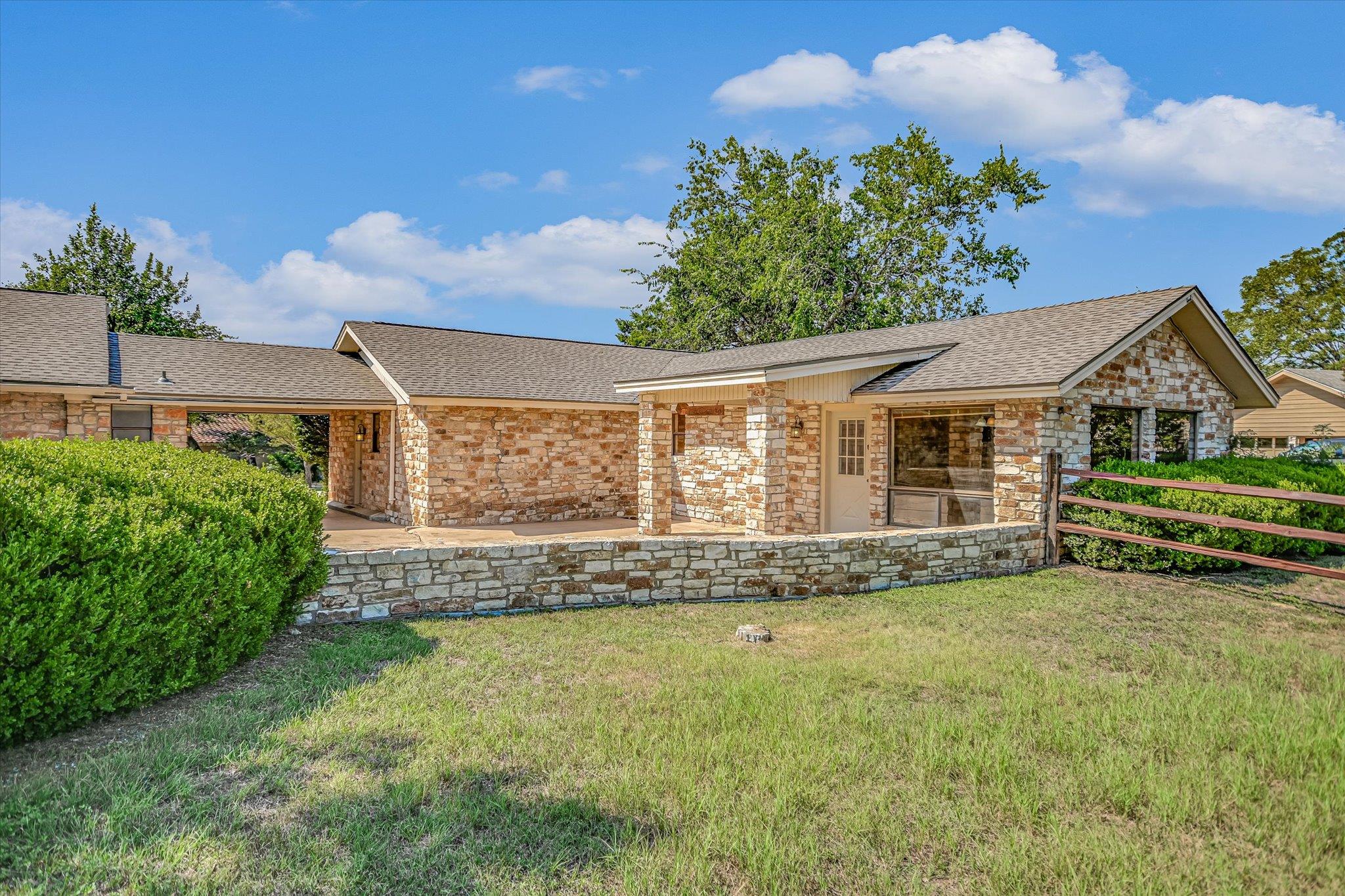 85 BROOKHOLLOW DR