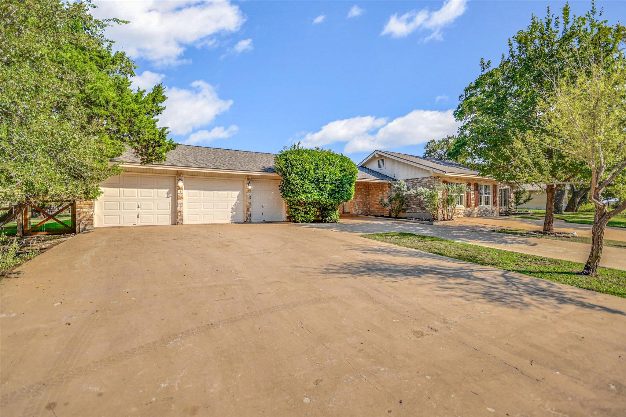 85 BROOKHOLLOW DR