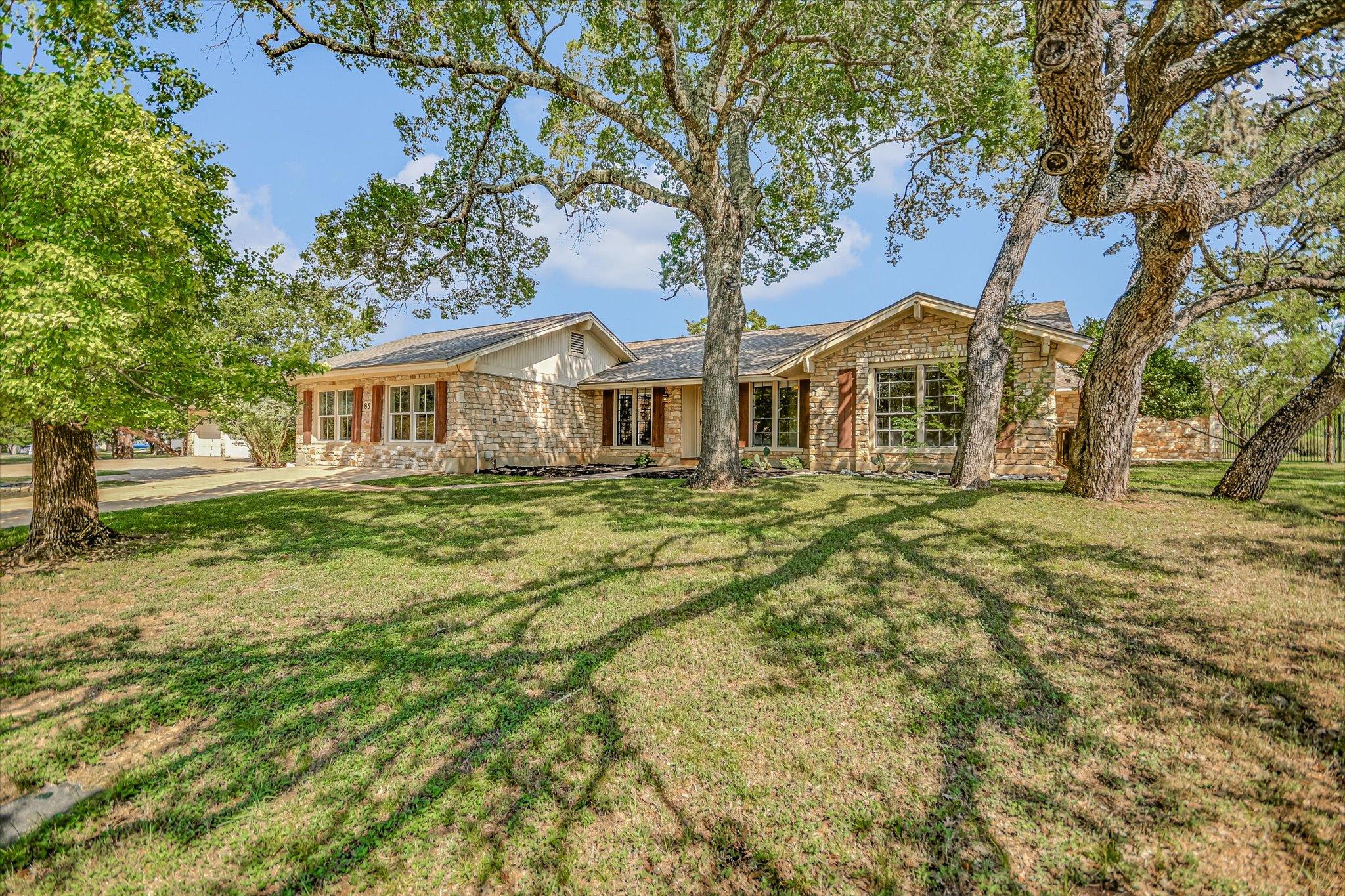 85 BROOKHOLLOW DR