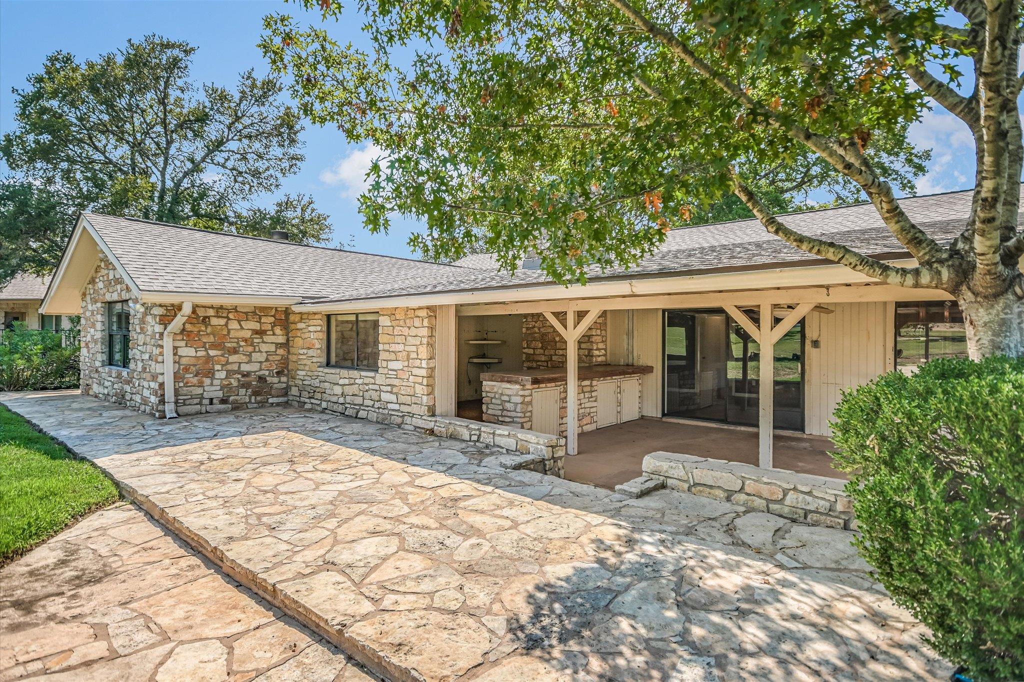 85 BROOKHOLLOW DR