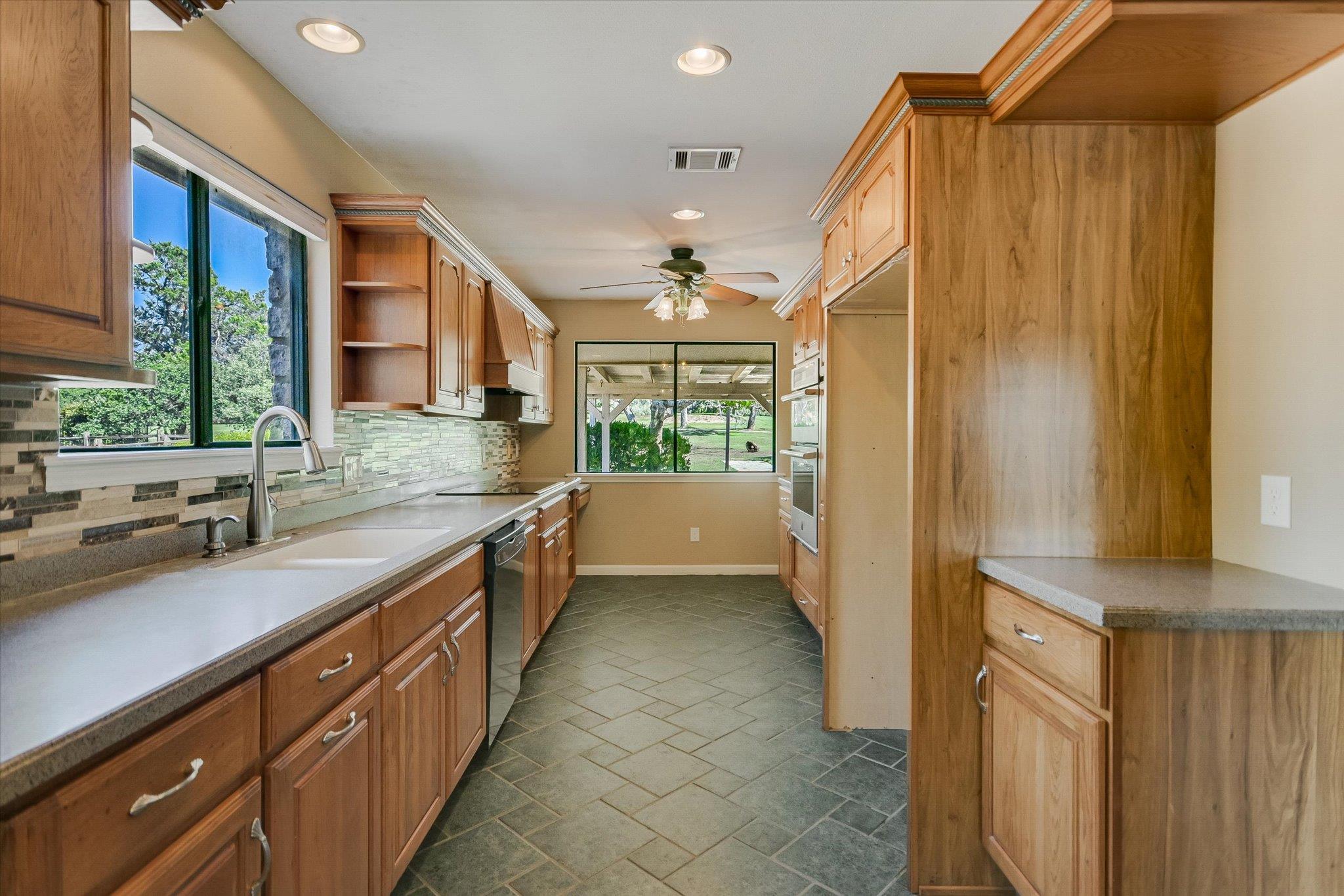 85 BROOKHOLLOW DR