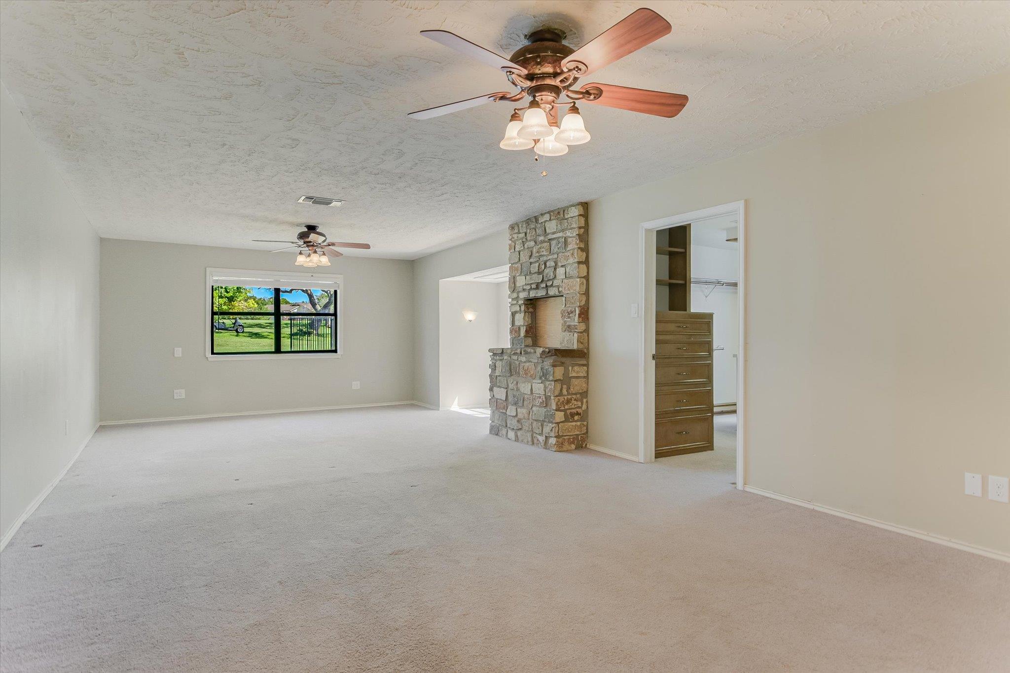 85 BROOKHOLLOW DR