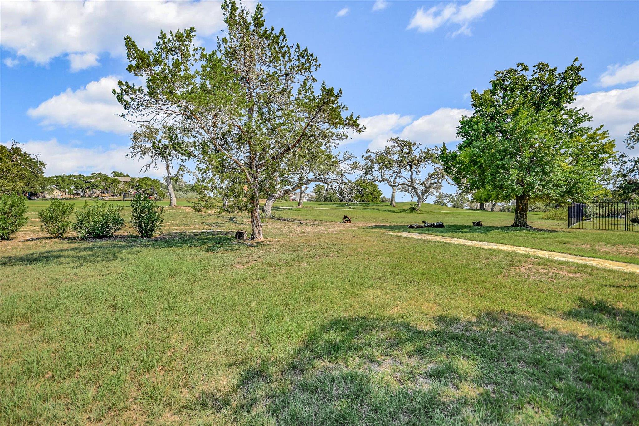 85 BROOKHOLLOW DR
